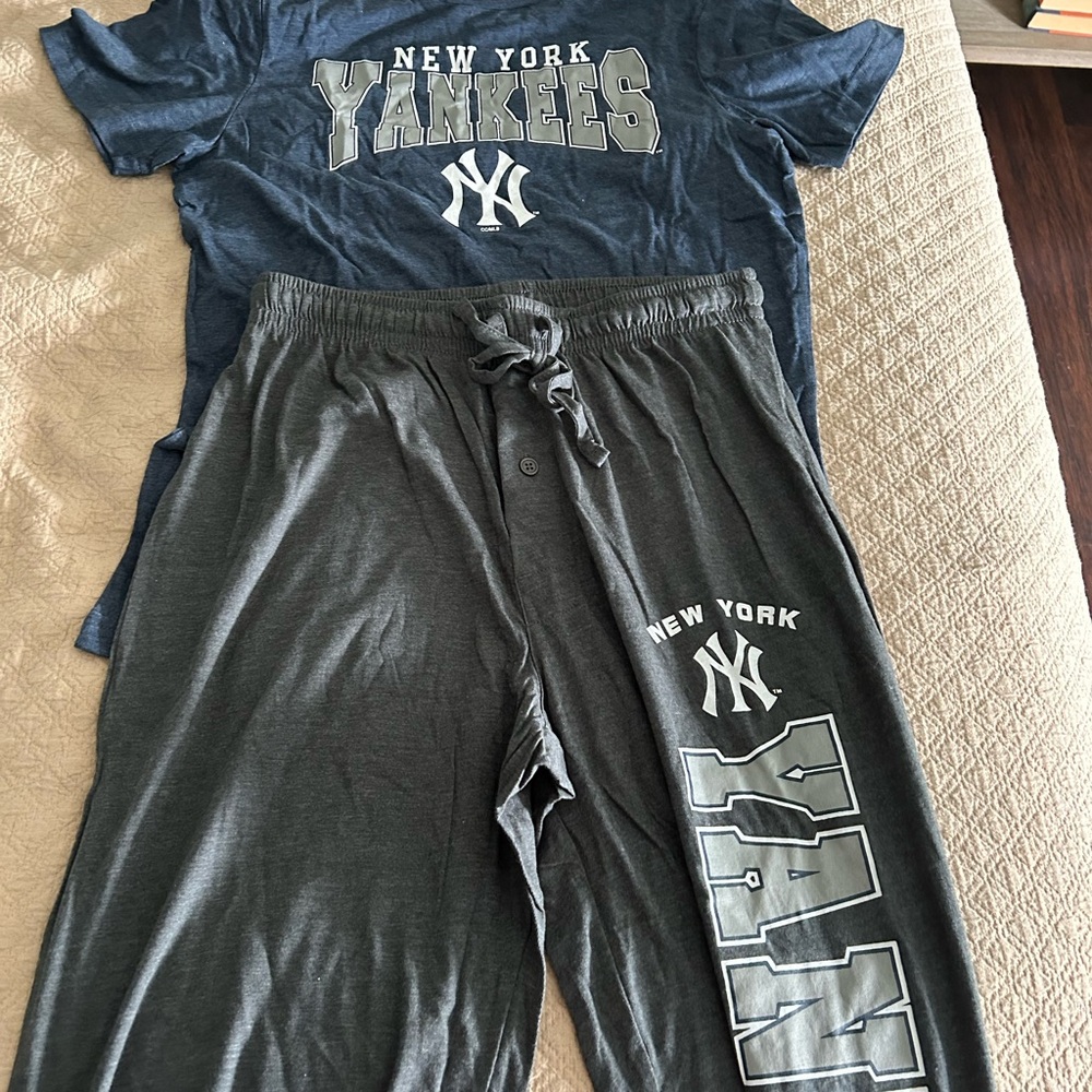 NWT New York Yankees Sports Concepts Sleep set.  Size small.
